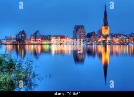 Stadt, Hafen Rostock bei Nacht (Mecklenburg-Vorpommern, Deutschland) Stockfoto
