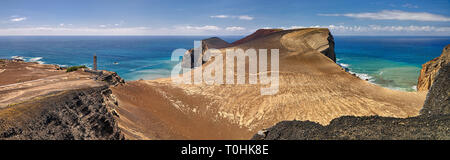 Der alte Leuchtturm von Ponta Dos Capelinhos (Insel Faial, Azoren) - Panoramaaussicht Stockfoto