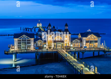 Die Seebrücke von Sellin an der Ostsee (Insel unter Denkmalschutz stehenden Häusern Rugia, Deutschland) in der Dämmerung das Licht Stockfoto