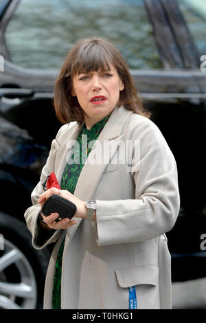 Beth Rigby - Sky News politischer Reporter - in der Downing Street, März 2019 Stockfoto