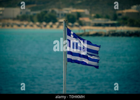 Griechische Fahne auf einer Stange winken auf einem Schiff während einer Reise in die Ägäis. Stockfoto