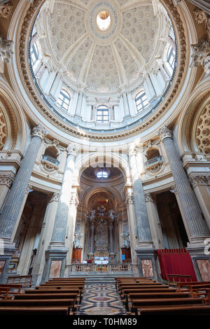 TURIN, Italien - 21 AUGUST 2017: Superga Basilika mit Kuppel und Spalten in einem sonnigen Sommertag in Italien Stockfoto