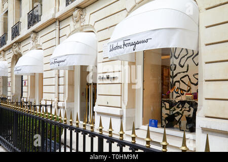 PARIS, Frankreich, 22. JULI 2017: Salvatore Ferragamo fashion Luxus store in der Avenue Montaigne in Paris, Frankreich. Stockfoto