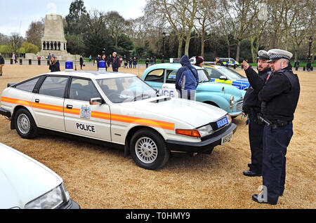 London, Großbritannien. 8. März 2019. Anzeige der alten Polizei Autos in Horse Guards Parade, die zeitgleich mit einem Marsch zu 100 Jahre Frauen in der Metropol feiern Stockfoto