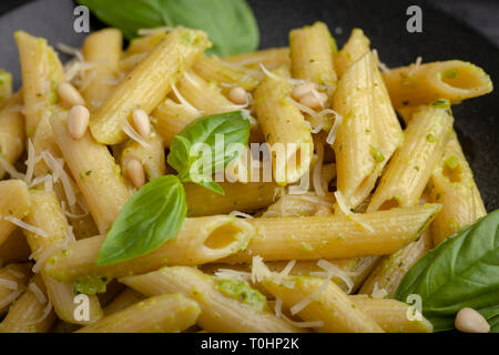 Pasta mit Pesto auf Schwarz Stockfoto