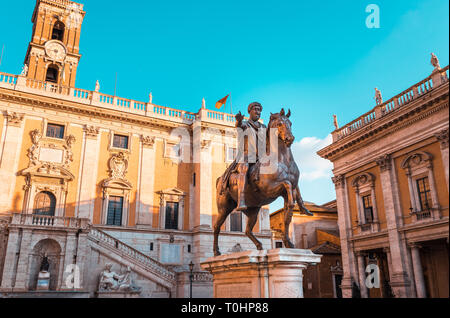 Der Piazza del Campidoglio in Rom, Italien, auf dem Capitolium Hill, mit der Reiterstatue des römischen Kaisers Marcus Aurelius, das Rathaus Stockfoto