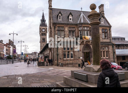 Das Stadtzentrum in Darlington, England, Großbritannien mit der Stadtuhr, Indoor-Markt, Marktkreuz und ehemaliges Rathaus Stockfoto