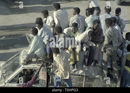 22. Oktober 1993 über Afgoye an der K 4 Kreisverkehr in Mogadischu: überfüllte Pick-up-Trucks sind das Verkehrsmittel der Wahl für die meisten Somalier. Stockfoto