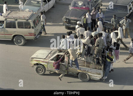 22. Oktober 1993 über Afgoye an der K 4 Kreisverkehr in Mogadischu: überfüllte Pick-up-Trucks sind das Verkehrsmittel der Wahl für die meisten Somalier. Stockfoto