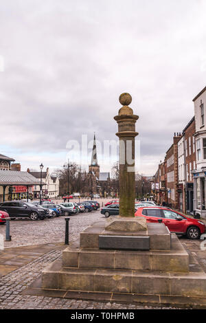 Ein Blick auf den Markt Kreuz und St.Cuthberts Kirche in der historischen Stadt Darlington im Nordosten Englands Stockfoto