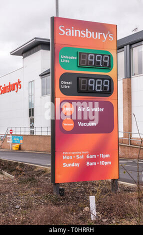 Ein Blick auf die Preismitteilung zum Kraftstoffpreis auf dem Tankstellenvorplatz im Sainsbury's Store in der Victoria Road, Darlington Stockfoto