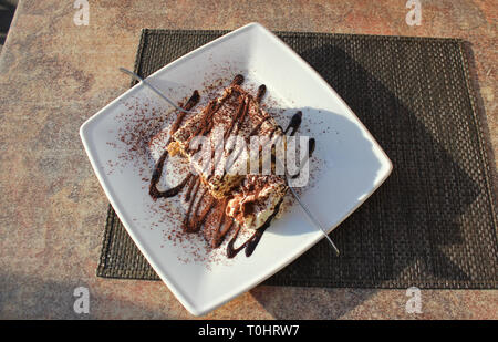 Frisch Tiramisu mit Kakaopulver und choco Dressing gemacht. Eins für Zwei, Kuchen mit zwei Gabeln. Stockfoto