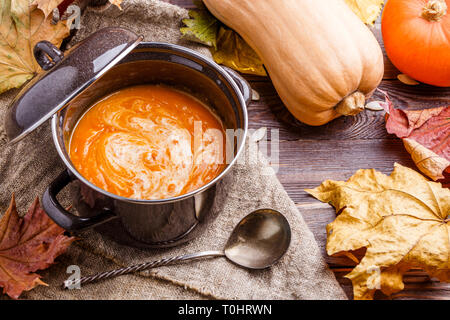 Bild von Suppe, Kürbis auf Leinen Stockfoto