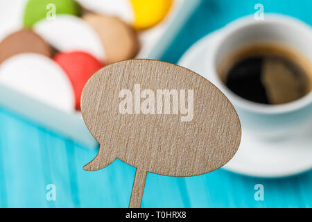 Holz- leer Topper, Makronen, Kaffee Stockfoto