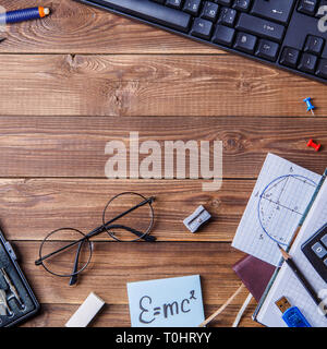 Student Material auf Holztisch mit Copyspace. Stockfoto
