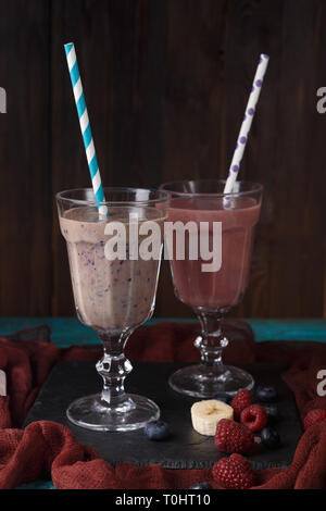 Bild von zwei Weingläser mit Strohhalm und Smoothies Stockfoto