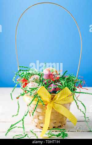 Foto von Korb mit bunten Eiern Stockfoto