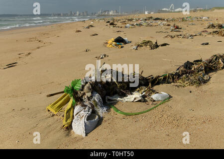 Durban, KwaZulu-Natal, Südafrika, künstlichen grünen Blätter und Taschen mit anderen Kunststoff Verschmutzung auf Strand, Landschaft gewaschen, Stadt Stockfoto