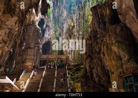 Treppe in einen hinduistischen Tempel innerhalb von Batu Höhlen, Malaysia Stockfoto