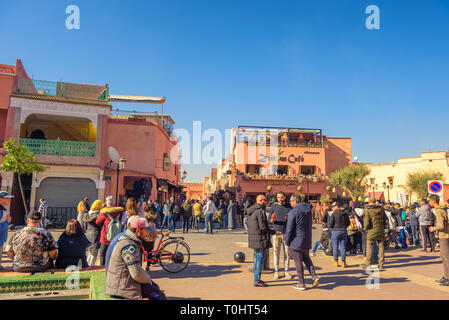 Platz neben Koutoubia Moschee in der Medina von Marrakesch Stockfoto