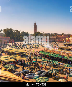 Blick auf den belebten Marktplatz Djemaa el Fna in Marrakesch, Marokko Stockfoto