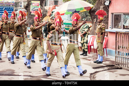 Bangaon Petrapole-Benapole,, West Bengal, 5 Jan, 2019: Gemeinsame Exerzitien Zeremonie, militärische Parade zeigen wie Wagah Grenze zwischen Soldaten der Securit Stockfoto