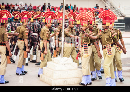 Bangaon Petrapole-Benapole,, West Bengal, 5 Jan, 2019: Gemeinsame Exerzitien Zeremonie, militärische Parade zeigen wie Wagah Grenze zwischen Soldaten der Securit Stockfoto