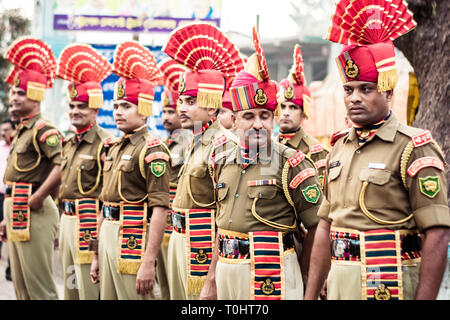 Bangaon Petrapole-Benapole,, West Bengal, 5 Jan, 2019: Gemeinsame Exerzitien Zeremonie, militärische Parade zeigen wie Wagah Border, zwischen Soldaten an der Grenze Stockfoto