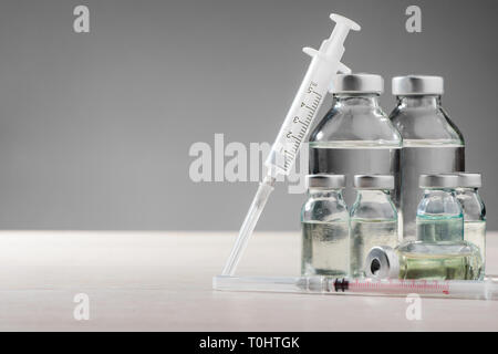 Flaschen, Ampullen und Spritzen Stockfoto