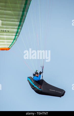 Mann Paragliding über Hunstanton Klippen auf North Norfolk Coast, East Anglia, England, UK. Stockfoto