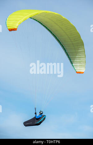 Mann Paragliding über Hunstanton Klippen auf North Norfolk Coast, East Anglia, England, UK. Stockfoto