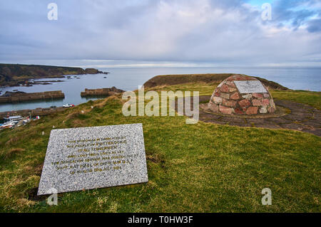 Ein Denkmal von Menschen aus Portknockie für alle Fischer, die das Leben auf See, Schottland verloren, Großbritannien Stockfoto