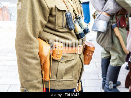 Vintage Leder Holster, Ferngläser und andere Munition auf den Riemen. Retro Uniform der russischen Armee während des Russischen Bürgerkriegs 1918 Stockfoto