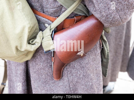 Vintage Leder Holster und andere Munition auf den Riemen. Retro Uniform der russischen Armee während des Russischen Bürgerkriegs 1918 Stockfoto