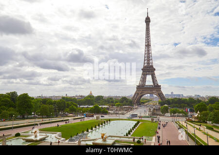 PARIS, Frankreich, 23. JULI 2017: Eiffelturm in Paris von Trocadero in einem bewölkten Tag, Menschen und Touristen gesehen in Frankreich Stockfoto