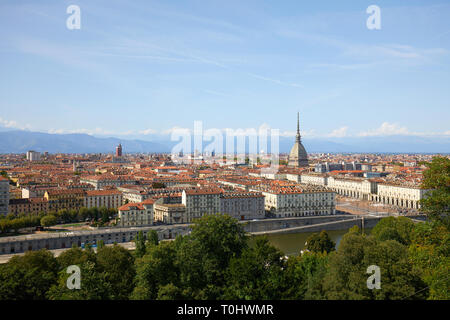 Turin City Panoramaaussicht, Mole Antonelliana Turm und Po an einem sonnigen Sommertag in Italien Stockfoto