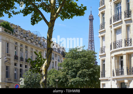 PARIS, Frankreich, 21. JULI 2017: Eiffelturm, Paris Gebäude und Bäume an einem sonnigen Sommertag, Clear blue sky Stockfoto