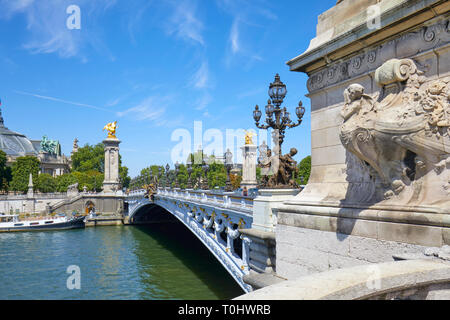 Alexandre III Brücke an einem sonnigen Sommertag, blauer Himmel in Paris, Frankreich Stockfoto