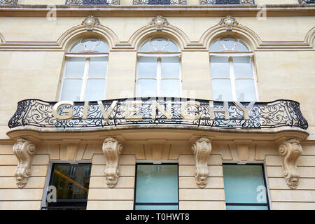 PARIS, Frankreich, 22. JULI 2017: Givenchy goldenen Zeichen auf dem Balkon des Bürogebäudes in der Avenue George V in Paris, Frankreich. Stockfoto