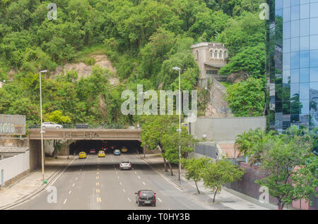 RIO DE JANEIRO, BRASILIEN - CA. JAN 2016: Fahren in Rio de Janeiro die Straßen Stockfoto