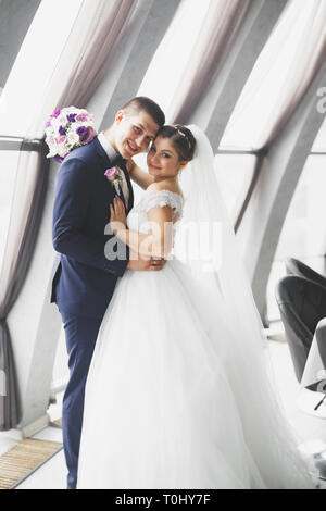 Wunderschöne Hochzeit paar in der alten Stadt posieren. Stockfoto