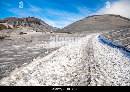 Fußweg zum Vulkan Ätna mit Rauch im Winter, Vulkan Landschaft in Sizilien Insel, Italien Stockfoto