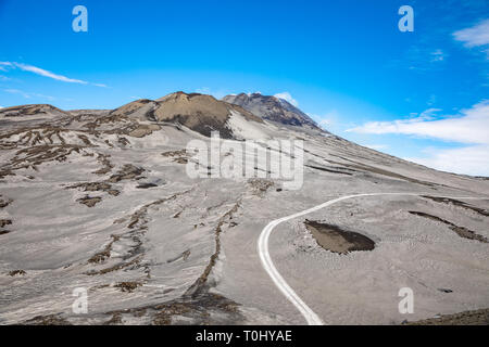 Vulkan Ätna mit Rauch im Winter, vulkanlandschaft von Catania, Sizilien Insel in Italien Stockfoto