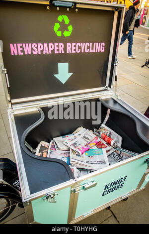 Die städtische Pfeil Cargo Bike mit dem Cargo Deckel öffnen, bereit für das Recycling von Zeitungen in der Nähe von Kings Cross Station in London, England Stockfoto