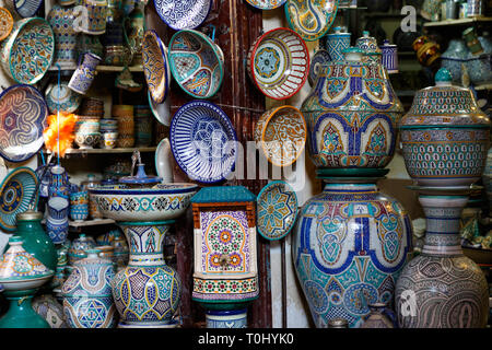 Die traditionelle arabische handcrafted, bunt dekorierte Platten auf dem Basar in Marrakesch, Marokko, Afrika Stockfoto