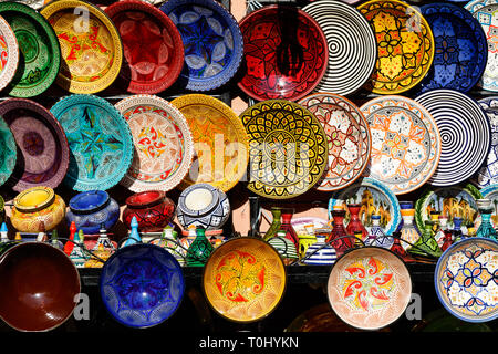 Die traditionelle arabische handcrafted, bunt dekorierte Platten auf dem Basar in Marrakesch, Marokko, Afrika Stockfoto