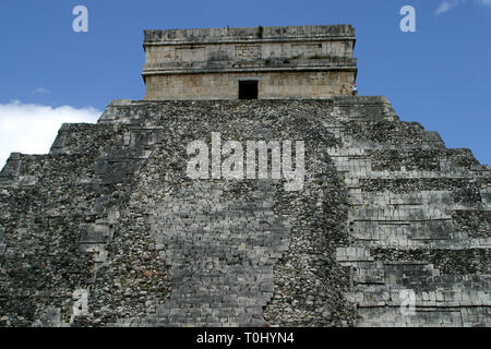 Templo de Kukulcan. Zona arqueologica Zona Arqueológica de Chichen Itza Chichén Itzá Maya: ItzáChichén (chichén) Boca del Pozo, de los (itzá) brujos de Agua. Es uno de los principales sitios arqueológicos de la Península de Yucatán, en México, ubicado en el Municipio de Tinum. * Foto: © Francisco Morales/DAMMPHOTO.COM/NORTEPHOTO * * * Verkauf * * 3. * Stockfoto