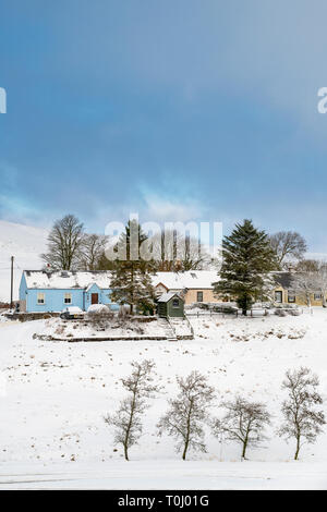 Reihe von Scottish Cottages. Leadhills Dorf am frühen Morgen Schnee. Scotlands zweite höchste Dorf. South Lanarkshire, Schottland Stockfoto