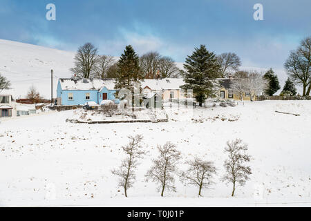 Reihe von Scottish Cottages. Leadhills Dorf am frühen Morgen Schnee. Scotlands zweite höchste Dorf. South Lanarkshire, Schottland Stockfoto