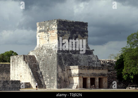 Zona arqueologica Zona Arqueológica de Chichen Itza Chichén Itzá Maya: ItzáChichén (chichén) Boca del Pozo, de los (itzá) brujos de Agua. Es uno de los principales sitios arqueológicos de la Península de Yucatán, en México, ubicado en el Municipio de Tinum. * Foto: © Francisco * Morales/DAMMPHOTO.COM/NORTEPHOTO Stockfoto